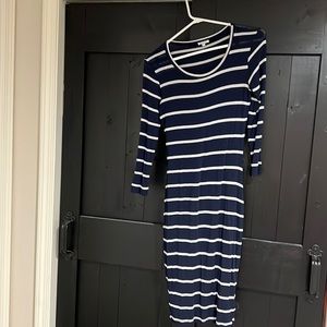 Splendid half sleeve size small body con dress with built in slip.